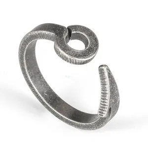 Anello aperto vintage a amo da pesca in acciaio al titanio testurizzato per uomo e donna