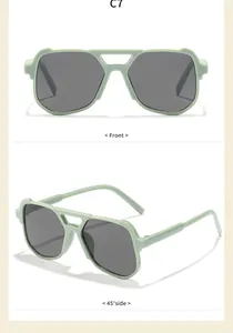 Detailansicht der Vorder- und 45-Grad-Seitenansicht der grünen Kinder-Sonnenbrille.