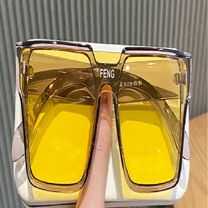 Primer plano de gafas de sol cuadradas oversize estilo punk con cristales teñidos de amarillo