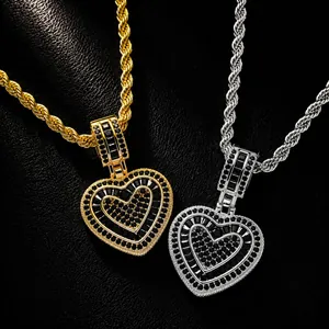 Gedetailleerde macro-opname van hiphop hartvormige hangers met zwarte zirkoon in goud en zilver