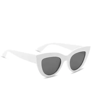 Elegantes gafas de sol retro blancas de ojo de gato con cristales oscuros y protección UV400