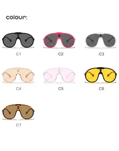 Sélection de lunettes de soleil de sport pour enfants à grande monture en sept coloris.