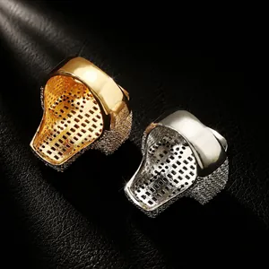 Détail de l'arrière de bagues croix hip hop avec zircons étincelants sur cuir noir
