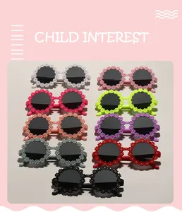 Détail de lunettes de soleil mignonnes en forme de fleur pour enfants en couleurs