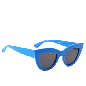 Gafas de sol retro cat-eye con montura azul y lentes oscuras con protección UV total