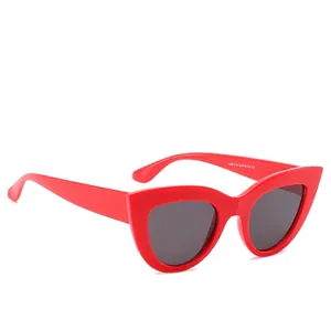 Gafas de sol de ojo de gato rojas vintage con protección UV para un look retro chic