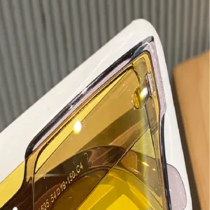 Detalle de gafas de sol punk de moda con lentes amarillas y montura transparente.