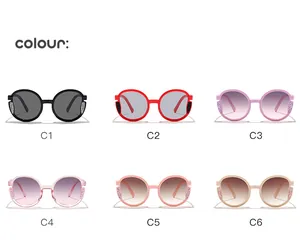 Varietà di sei occhiali da sole rotondi glitterati colorati per bambine alla moda