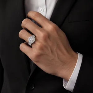 Détail en gros plan d'une bague ronde pour homme en zircon style hip-hop et costume