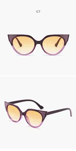 Vistas detalladas de gafas de sol cat-eye vintage con purpurina morada y protección UV