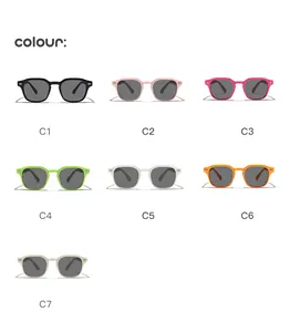 Vue détaillée de lunettes de soleil carrées pour enfants en sept couleurs acidulées.