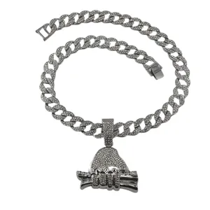 Collier chaîne cubaine hip hop avec pendentif main tenant de l'argent serti