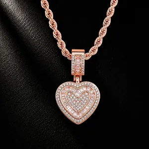 Detailopname van een luxe roségouden hart hanger bezet met fonkelende zirkonia steentjes