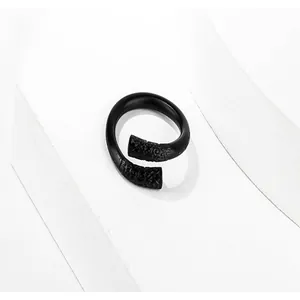 Primer plano de anillo negro con grabados tradicionales del Rey Mono.
