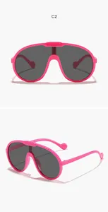 Vues de face et de côté de lunettes de soleil roses pour enfants avec branches en cœur