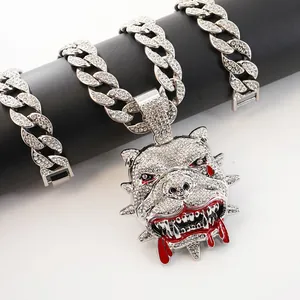 Nahaufnahme des Bulldoggen-Anhängers mit silberner kubanischer Kette im Hip-Hop-Stil