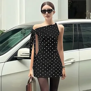 Stilvolles schwarzes Ein-Schulter-Kleid mit Punkten, elegantem Seitenknoten und Passform