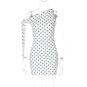 Sexy weißes Polka-Dot-Minikleid mit einem eleganten One-Shoulder-Bindeband-Detail