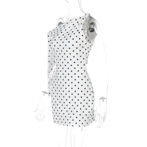 Detailansicht des weißen One-Shoulder-Polka-Dot-Kleides mit eleganter Passform