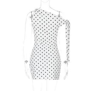 Detailansicht weißes gepunktetes One-Shoulder-Bodycon-Kleid mit dekorativem Knoten
