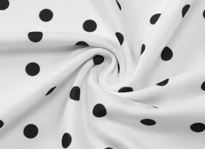 Detaillierte Makroansicht von hochwertigem weißem Stoff mit klassischem Polka-Dot-Muster