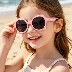 Adorabili occhiali da sole irregolari rosa confetto per bambini, protezione solare spiaggia.