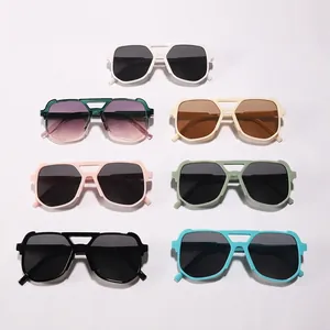 Modische Kinder-Sonnenbrille mit Doppelsteg und quadratischem Rahmen in verschiedenen Farben