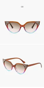 Vista detallada de gafas de sol cat-eye retro con purpurina y lentes degradadas.
