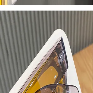 Primer plano detallado de gafas de sol punk cuadradas con lentes marrones