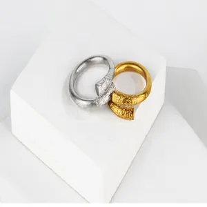Primer plano detallado de los anillos Monkey King con intrincados grabados de nubes