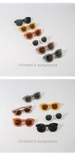 Detailansicht runder Kinder-Sonnenbrillen in verschiedenen trendigen Macaron-Farben mit UV-Schutz.