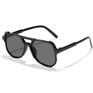 Stylische Kinder-Sonnenbrille mit Doppelsteg und quadratischem Rahmen in klassischem Schwarz.