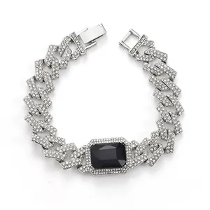 Detailaufnahme eines 15 mm großen mit Pavé besetzten kubanischen Gliederarmbands