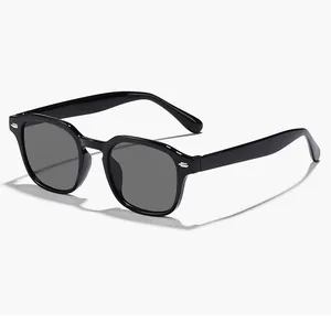 Détail de lunettes de soleil rétro pour enfants à monture noire carrée avec clous argentés