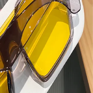Primer plano de gafas de sol cuadradas de estilo punk con lentes amarillas y grises