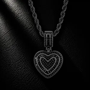 Close-up van een hip-hop hartvormige hanger met zwarte zirkoon aan een touwketting