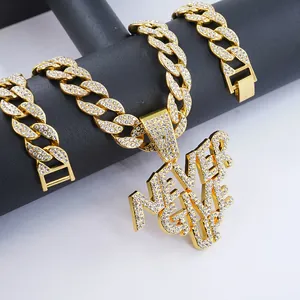 Vista detallada de la cadena cubana dorada de estilo iced-out con colgante NEVER GIVE UP