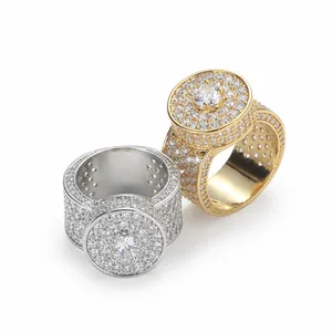 Gros plan de bagues hip hop iced out en or et argent avec sertissage de zircons