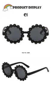 Détails de lunettes de soleil noires en forme de fleur pour enfants, vues de face et de côté