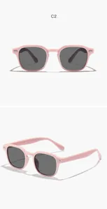 Vues détaillées des lunettes de soleil carrées roses pour enfants avec rivets argentés