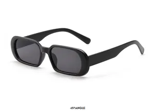 Vue à 45 degrés de lunettes de soleil rectangulaires noires rétro avec protection UV