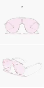 Détail des lunettes de soleil de sport roses pour enfants avec verres larges d'une seule pièce.