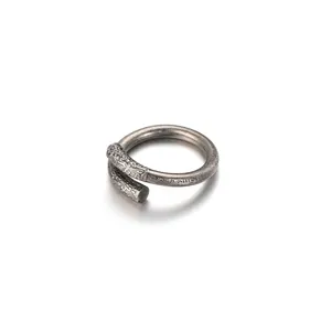 Anillo abierto de acero de titanio con grabados del bastón dorado de Sun Wukong