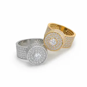 Vue détaillée de la bague hip-hop ronde sertie de zircons cubiques brillants et luxueux
