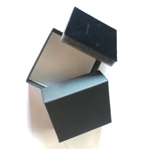 Vue détaillée de la boîte à bijoux en papier kraft noir avec insert en mousse