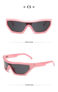 Viste dettagliate di occhiali da sole punk rosa con lenti grigie e montatura grande