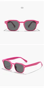 Vue détaillée de lunettes de soleil roses pour enfants avec monture carrée et clous rétro.