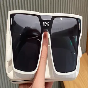 Detalle de gafas de sol punk cuadradas grandes con montura blanca y logo FENG