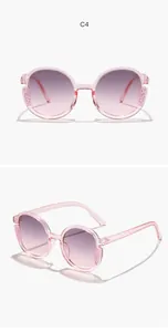 Viste dettagliate degli occhiali da sole rotondi rosa glitterati per bambini con lenti sfumate