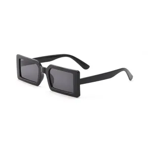Occhiali da sole chic neri con piccola montatura quadrata da donna, stile sfilata.